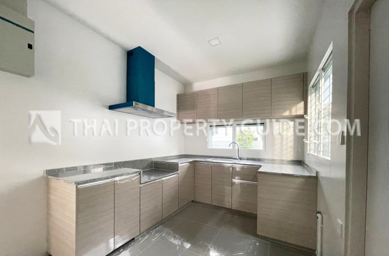 House with Shared Pool in Bangnatrad 